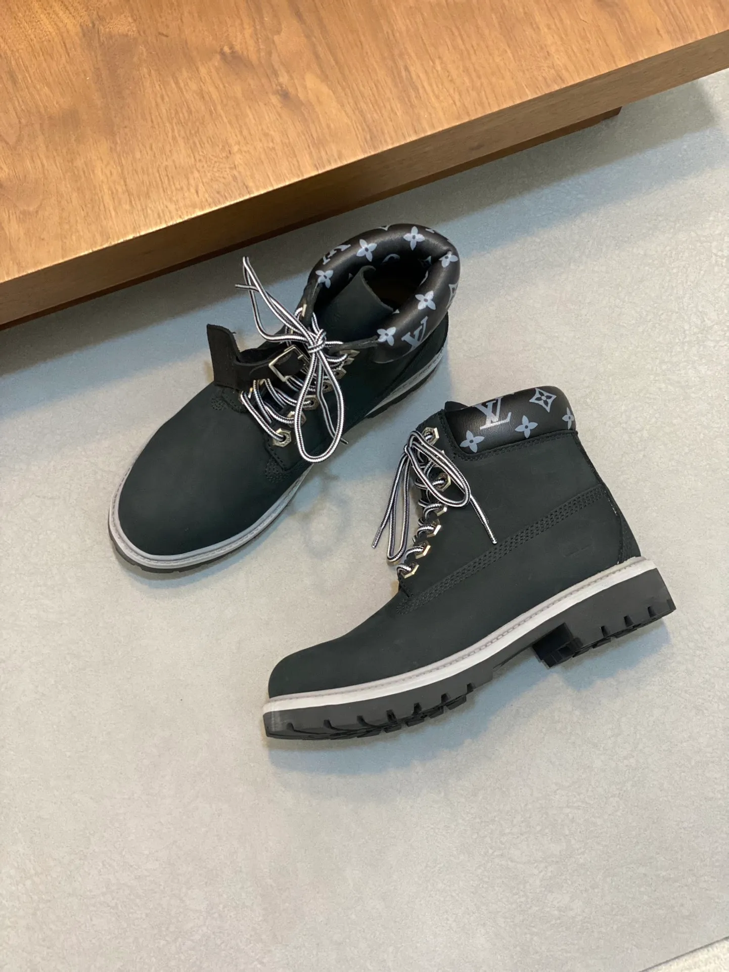 Men's shoes 💰💰760 Loui* Vuitto* x Timberlan* co-branded presbyopic rhubarb boots, ankle boots, short boots, LV x Timberland ankle boots are made of Monogram embossed waterproof nubuck cow leather, relying on the brand's exquisite craftsmanship to carefully reshape the classic Timberland 6-inch boot shape in Italy, making an eye-catching appearance in American workwear style. Created by Pharrell Williams 2025 autumn and winter menswear show. The Monogram embossed tongue, original Timberland laces and outsole are exquisite details, the leather label expresses the cooperation logo, and the delivery counter is exquisitely packaged! ▪️Size: Women's 35-40 (customized in 40) ▪️Size: Men's 39-46 (45/46 customized)